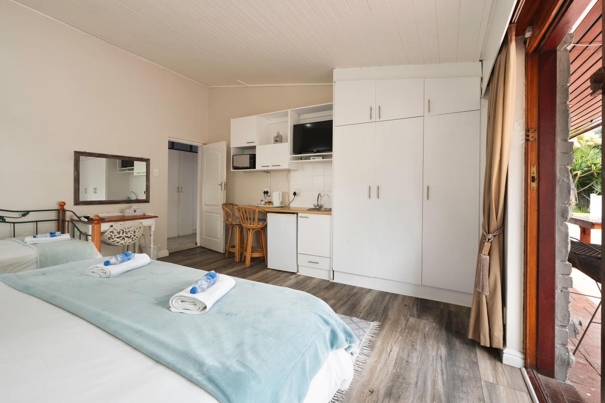 Admirals Lodge Guest House And Brightways Self Catering Apartments Port Elizabeth Ngoại thất bức ảnh