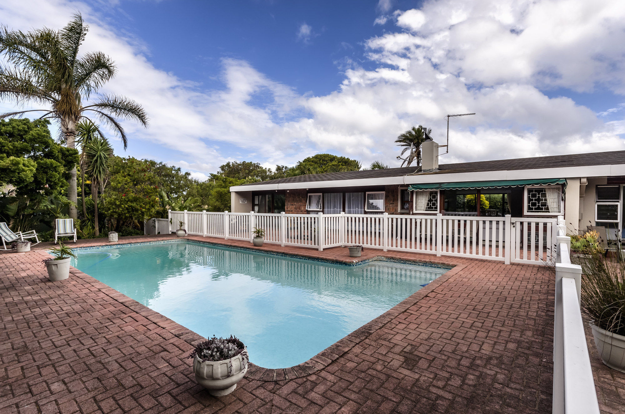 Admirals Lodge Guest House And Brightways Self Catering Apartments Port Elizabeth Ngoại thất bức ảnh